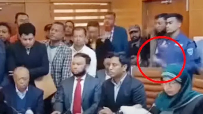 বিএনপির প্রার্থীর মনোনয়ন গৃহীত হওয়ার আনন্দে কনস্টেবলের হাততালি